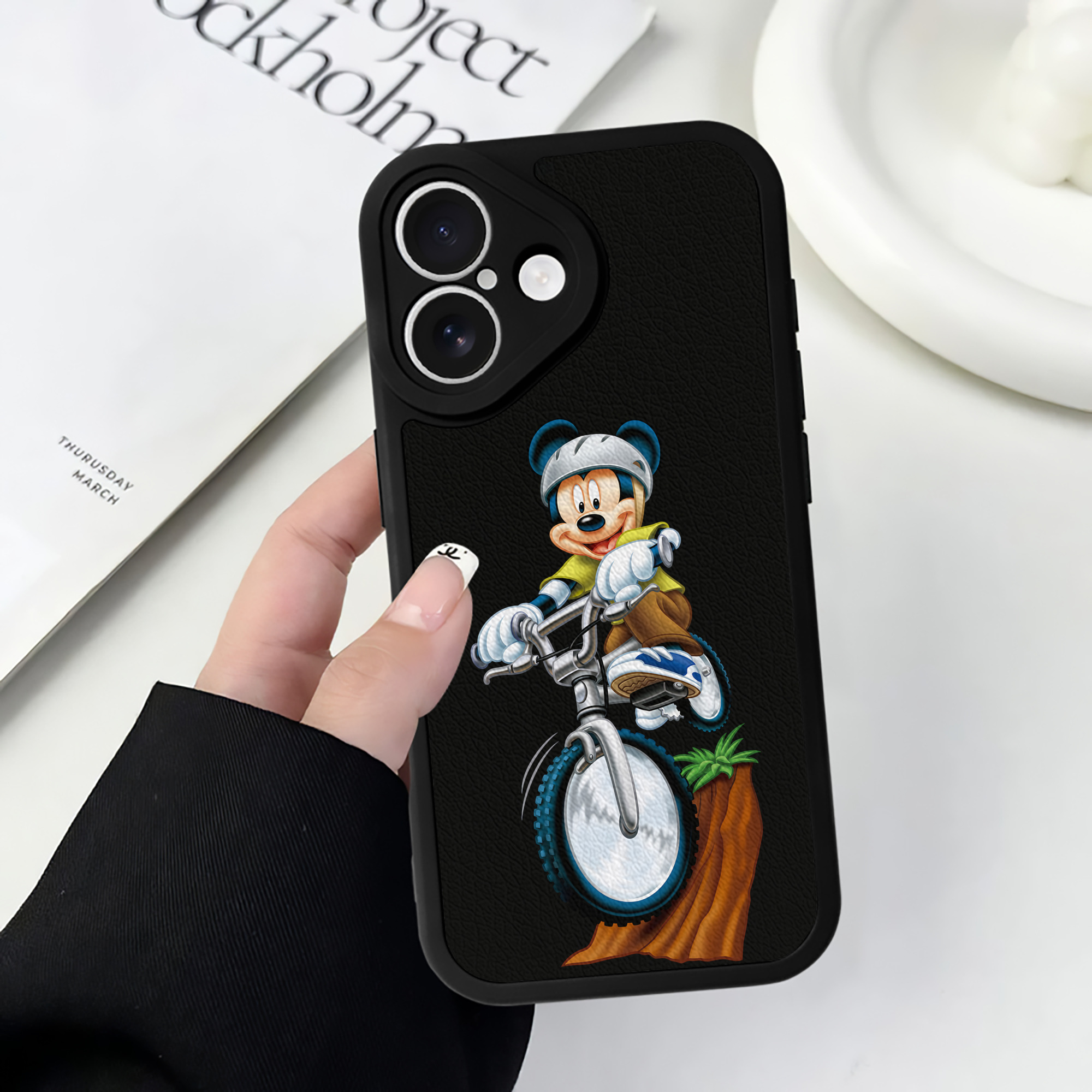 （画像用） ミッキーマウス Mickey Mouse 【iPhone 16シリーズ対応】シリコンスマホケース（レザー調） 材質：シリコン